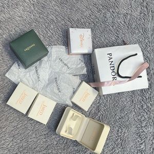 Empty boxes 📦 Jared Disney Pandora and bag with paper 👍😊❤️